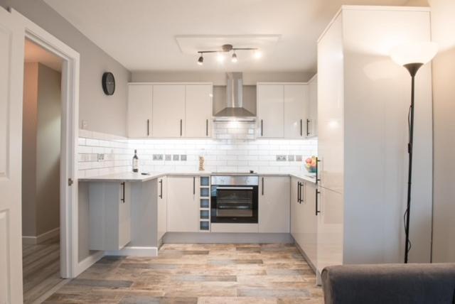 Finchley Contemporary 2 Bed Apartment + Parking Хендън Екстериор снимка