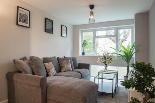 Finchley Contemporary 2 Bed Apartment + Parking Хендън Екстериор снимка