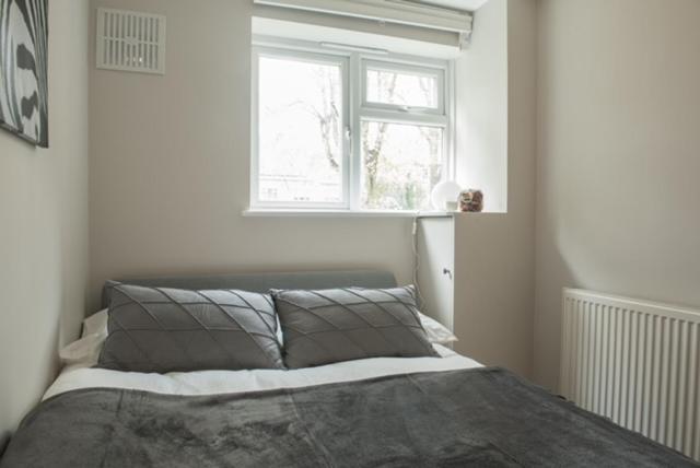 Finchley Contemporary 2 Bed Apartment + Parking Хендън Екстериор снимка